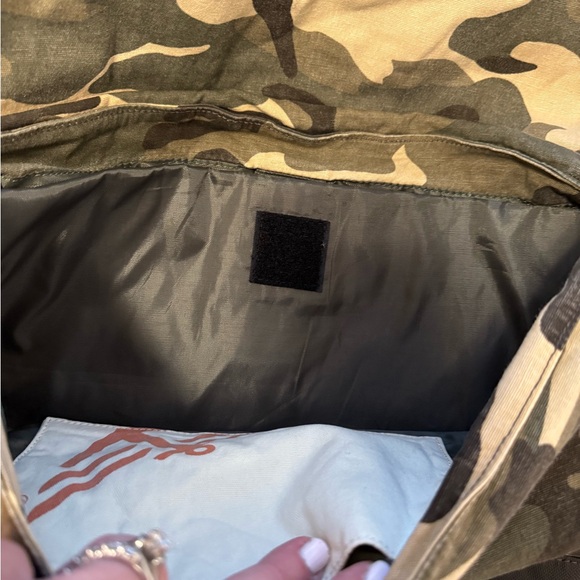 CAMO messenger bag by Levi Dockers with adjustable strap and snap closure. - Picture 2 of 5